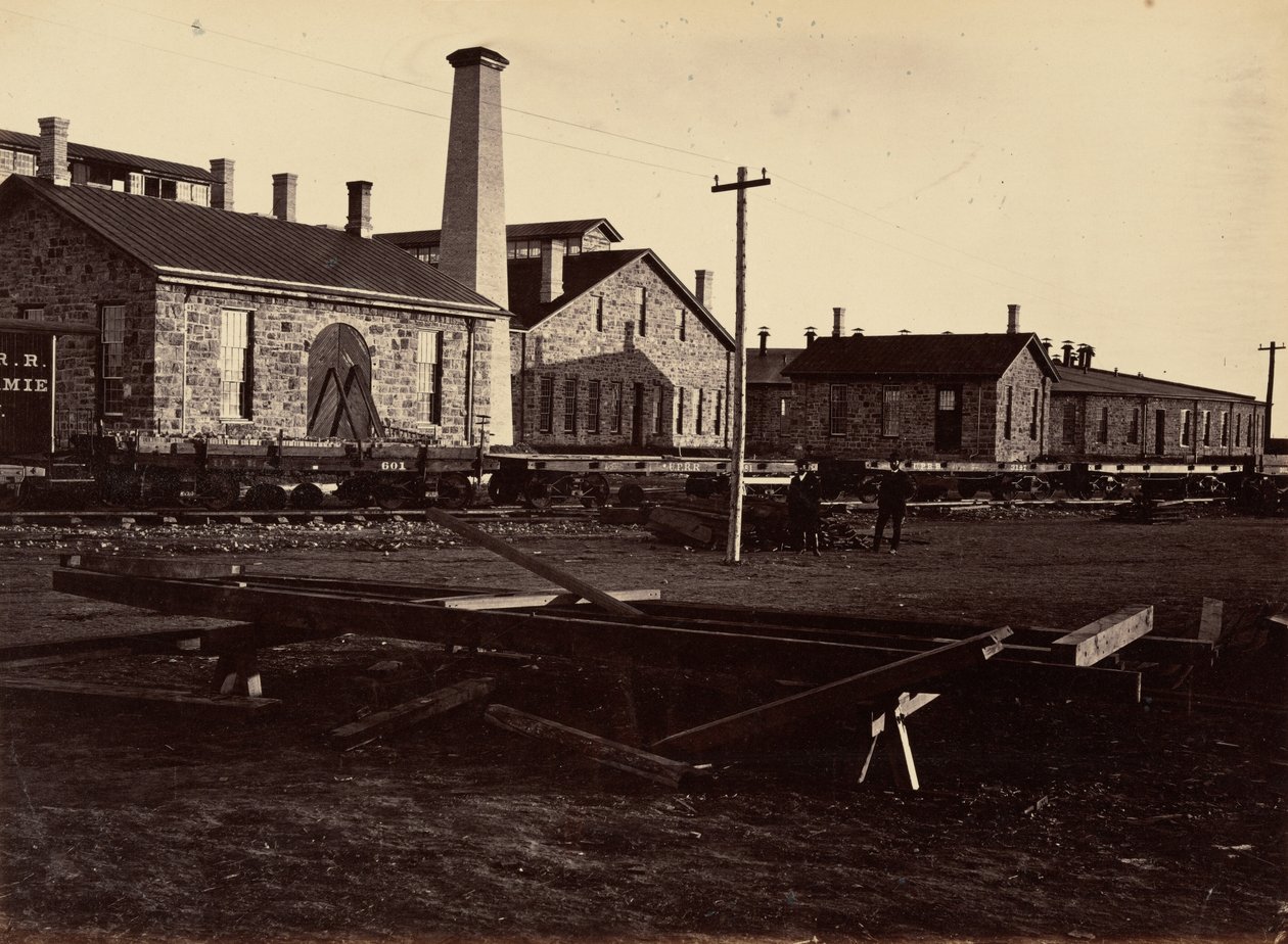 Plaat 17. Laramie Machine Shops, vanuit het zuidwesten,1869 (foto) door Andrew Joseph Russell