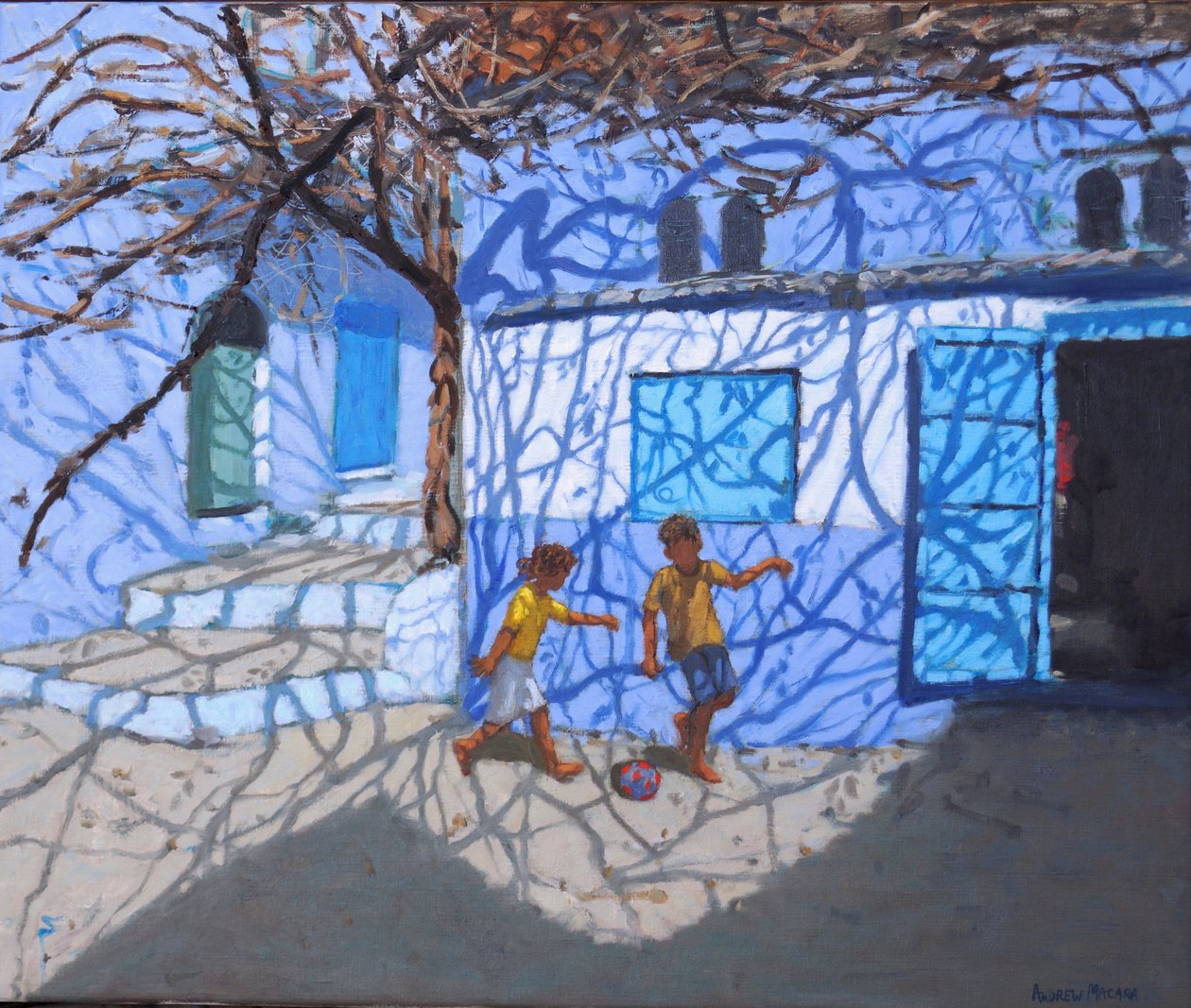Balspelen in de straat, Chefchaouen, Marokko, 2018 door Andrew Macara
