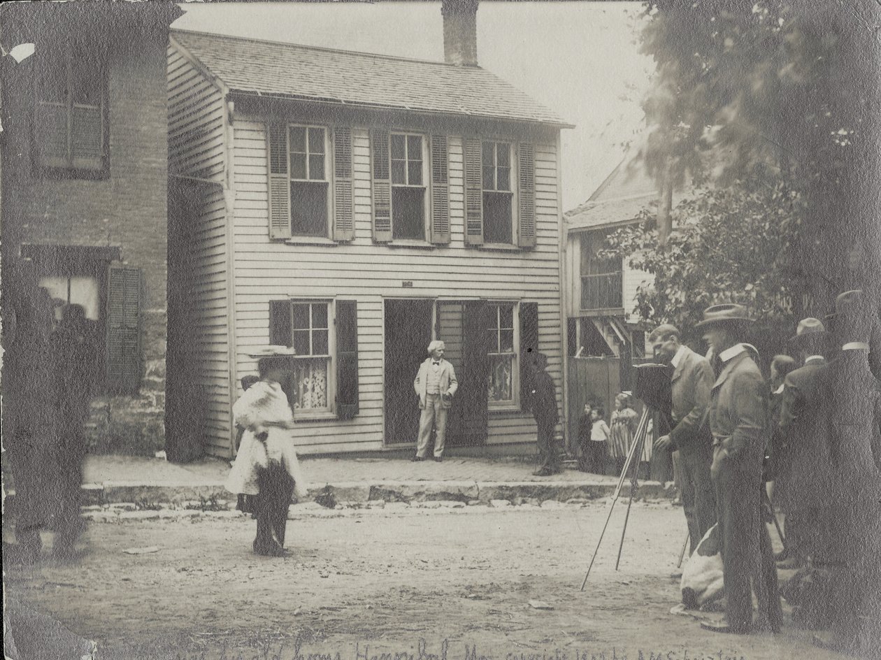 Samuel Clemens (Mark Twain) in de deuropening van zijn huis in Hannibal, Missouri door Anna M. Schnitzlein