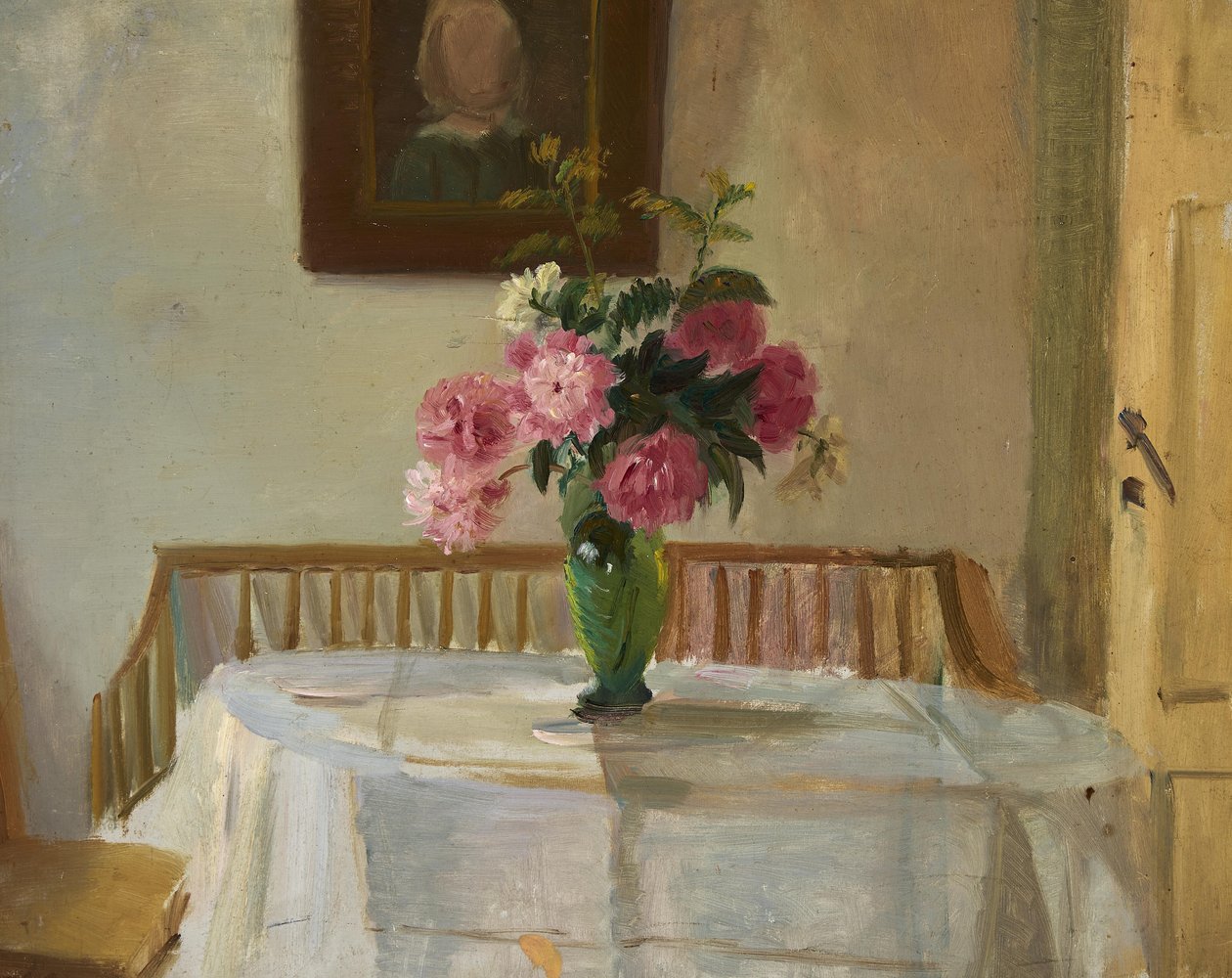 Interieur van Anchers huis op Markvej, Skagen, met roze chrysanten in een vaas op een tafel. door Anna Ancher