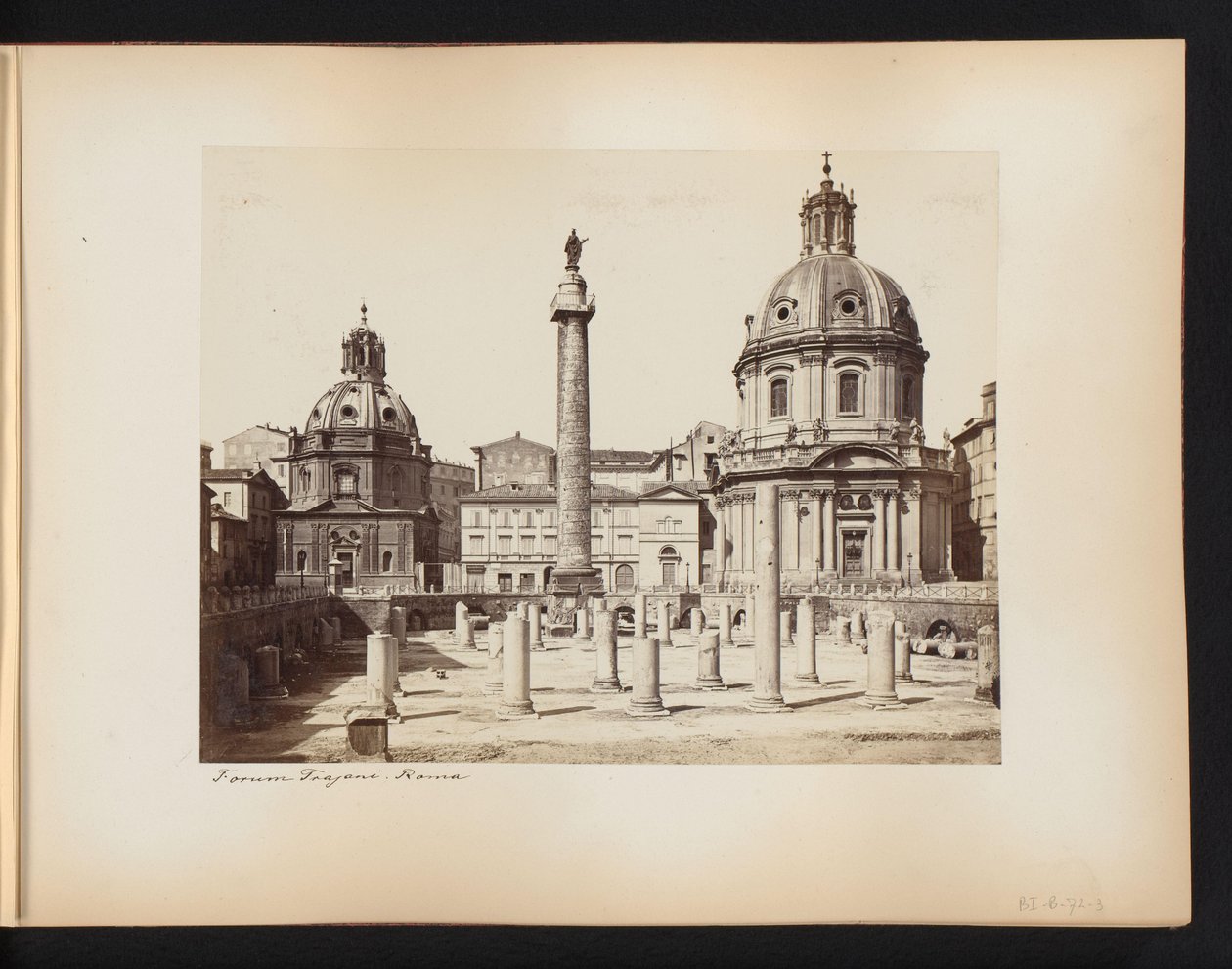 Gezicht op het Forum van Trajanus te Rome, met de zuil van Trajanus en de kerken Santissimo Nome di Maria en Santa Maria di Loreto, Italië door Anonymous