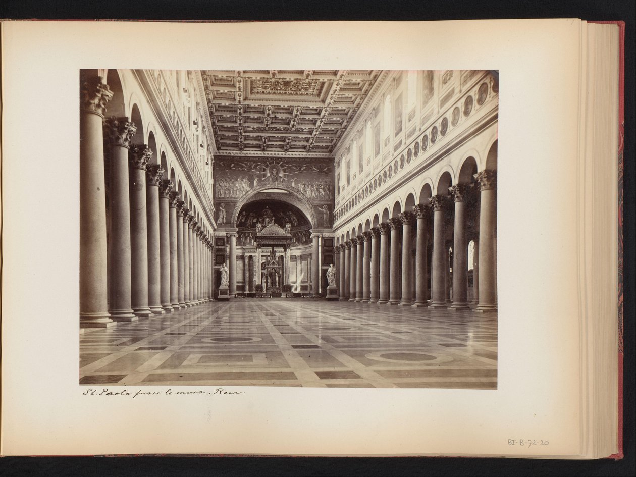 Interieur van de Sint Paulus buiten de Muren te Rome, Italië door Anonymous
