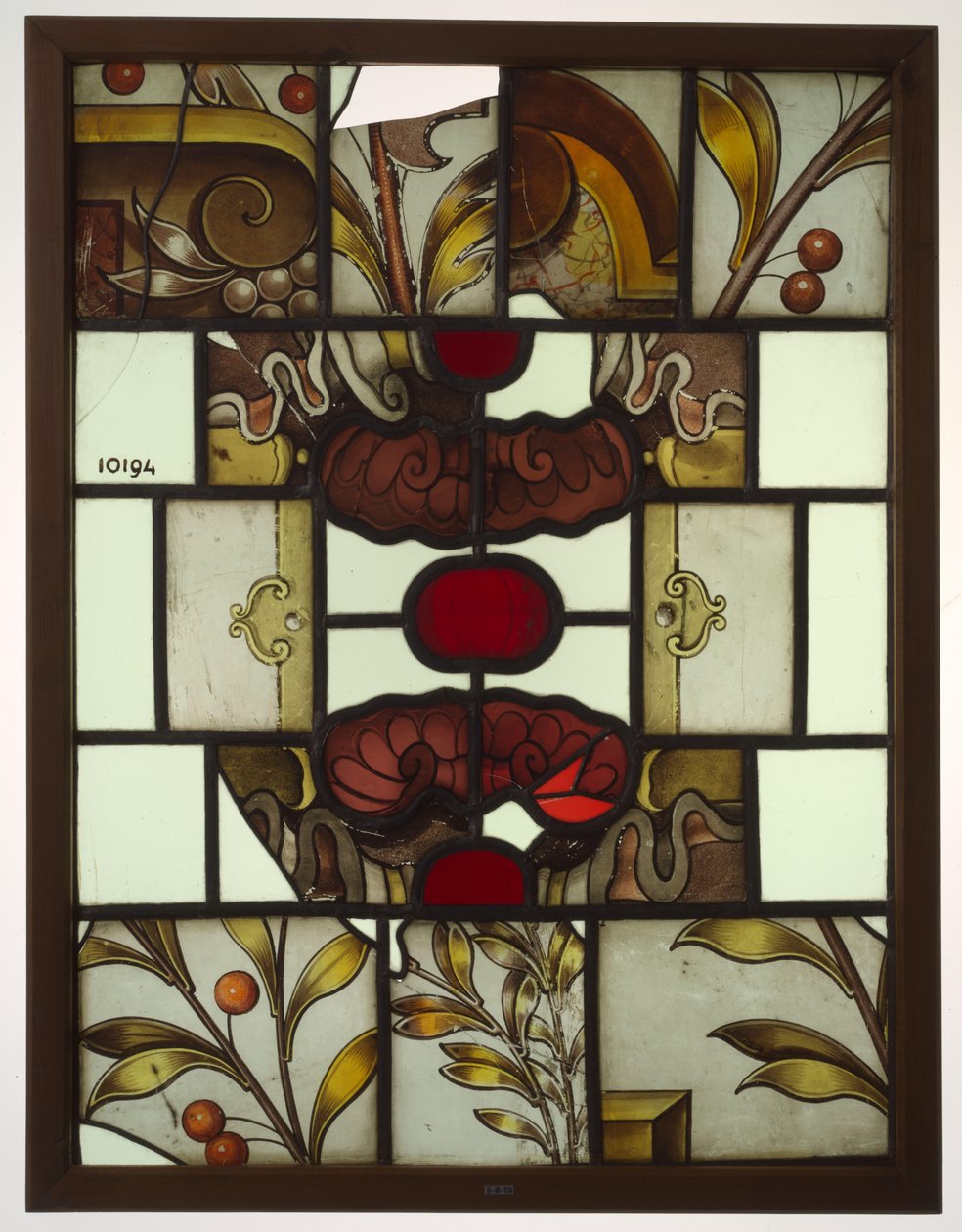 Paneel met gekleurde ruiten, fragmenten van een grote compositie van cartouches, vruchten etc. door Anonymous