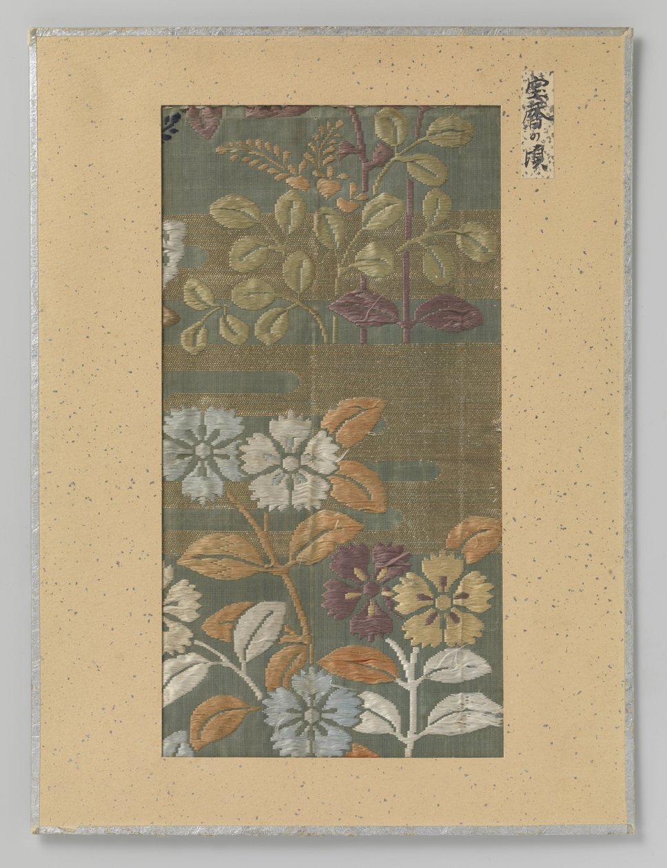 Textielfragment, borduursel van bloemen en wolken in kirikane gouddraad door Anonymous