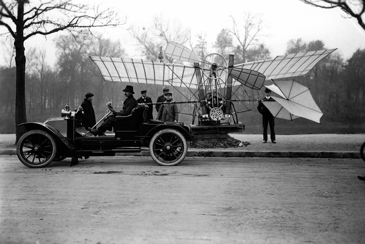 Vliegenier Alberto Santos Dumont (Santos-Dumont) (1873-1932) draagt zijn vliegtuig in zijn auto. Privécollectie door Anonymous Anonymous