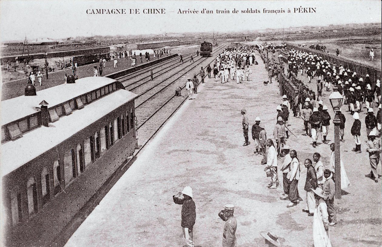 Aankomst van een Franse soldatentrein in Peking tijdens de Chinese campagne Fotografie rond 1900-1901 door Anonymous Anonymous