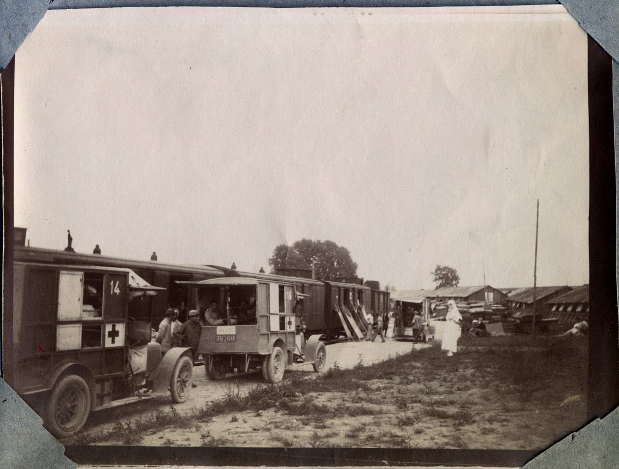 Eerste Wereldoorlog 1914-1918: vaccinatie van soldaten door verpleegsters van het Franse Rode Kruis op het station Saint Gilles in het Kanaal, Basse-Normandie, Frankrijk. Anonieme foto juni 1917. Privécollectie, Stella. door Anonymous Anonymous