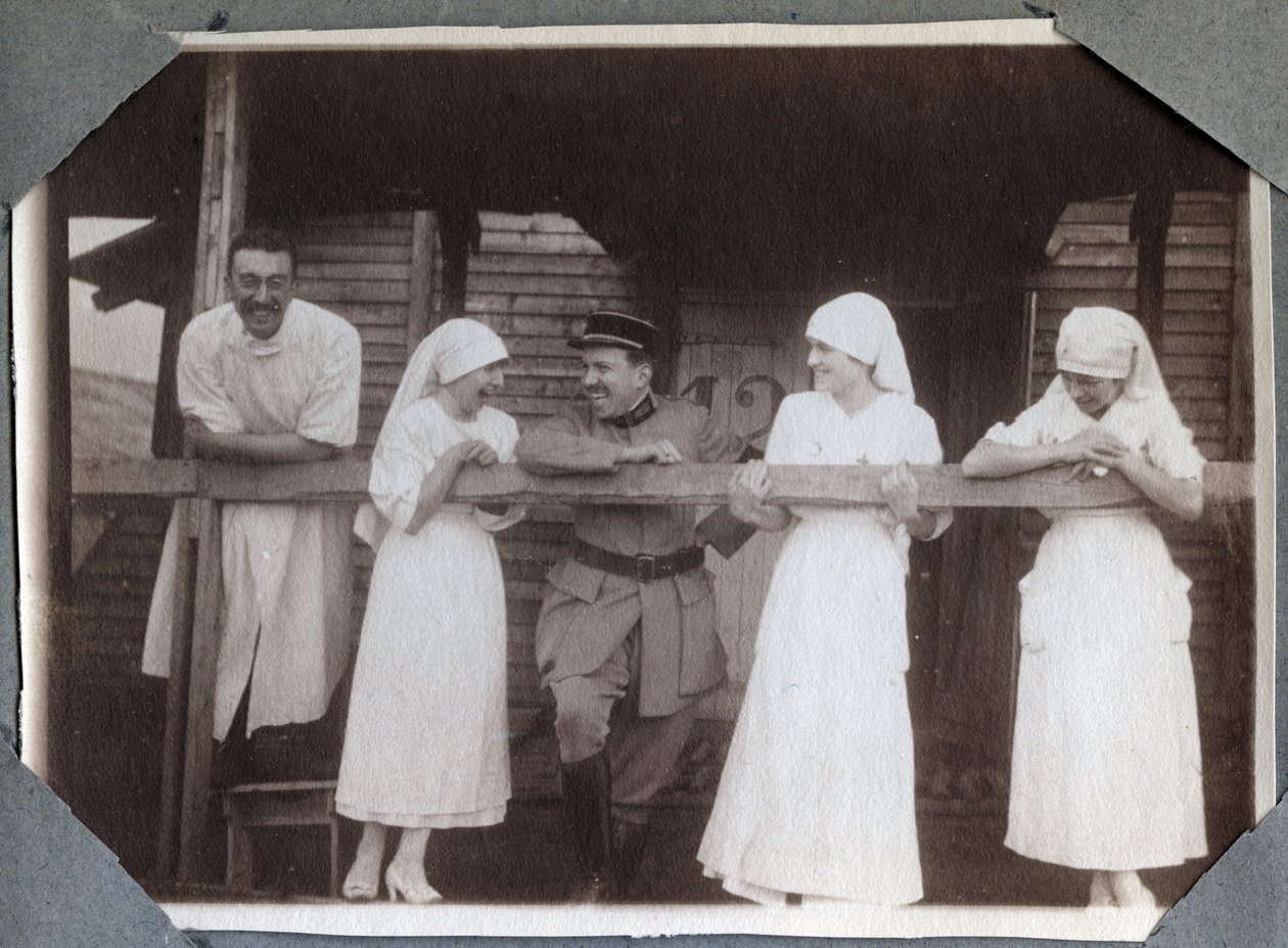 Eerste Wereldoorlog 1914-1918: verpleegsters in een grappige blouse met soldaten en een dokter in Couville, Manche, Laag-Normandië, Frankrijk. Anonieme foto juli 1917. Privécollectie, Stella. door Anonymous Anonymous