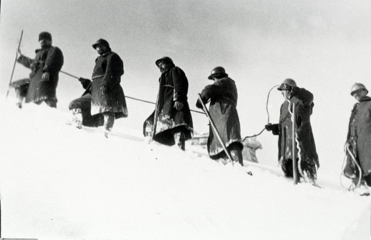 Eerste Wereldoorlog: Italiaanse Alpenjagers (alpino of alpini) tijdens een beklimming door Anonymous Anonymous