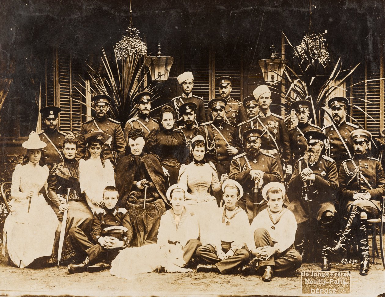 De leden van de familie Romanov tijdens de zomeroefeningen in Krasnoje Selo (Sint-Petersburg) door Anonymous Anonymous