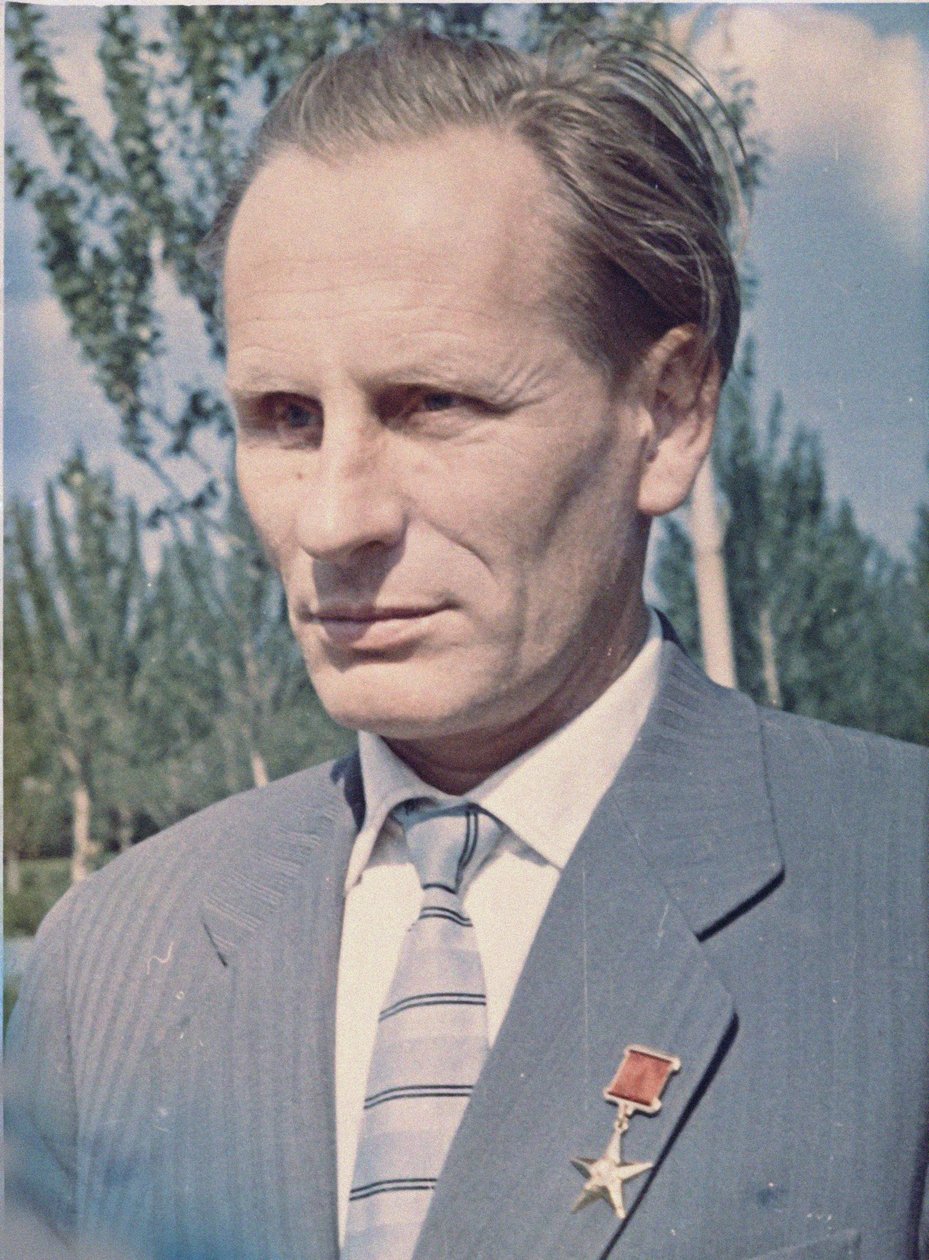 Mikhail Vasilyevich Melnikov (1919-1996), raketmotortechnicus - Anoniem. Kleurenfotografie Privécollectie door Anonymous Anonymous