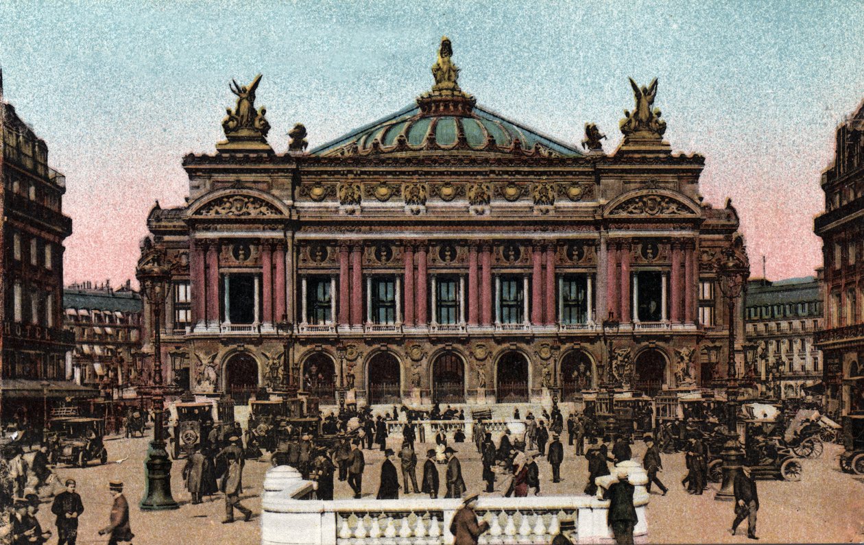 Parijs: uitzicht op de gevel van de Opera gemaakt door Charles Garnier (1825-1898) en van het metrostation op Place de l