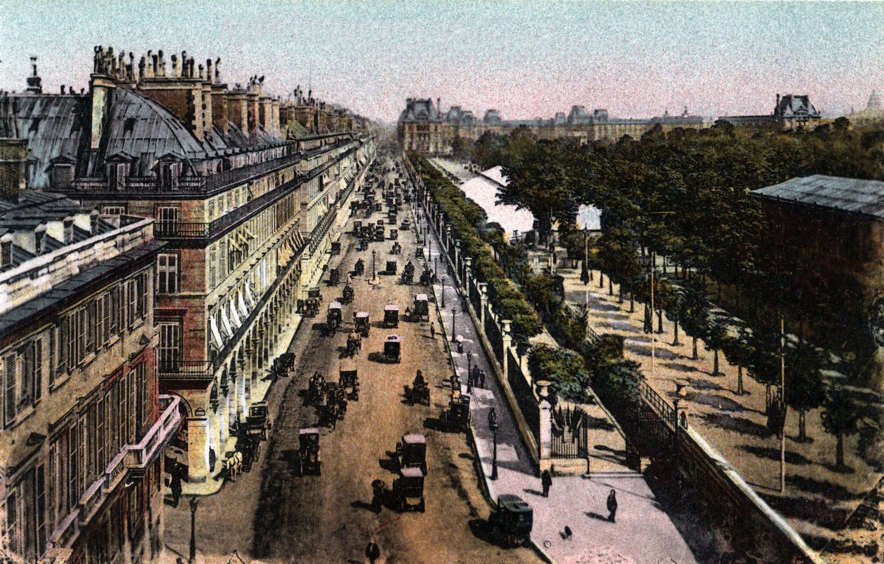 Parijs: uitzicht op het verkeer op de rue de Rivoli, richting het Louvre. Foto uit 1920 in “Artistic Album” van de stad Parijs. Privécollectie. door Anonymous Anonymous