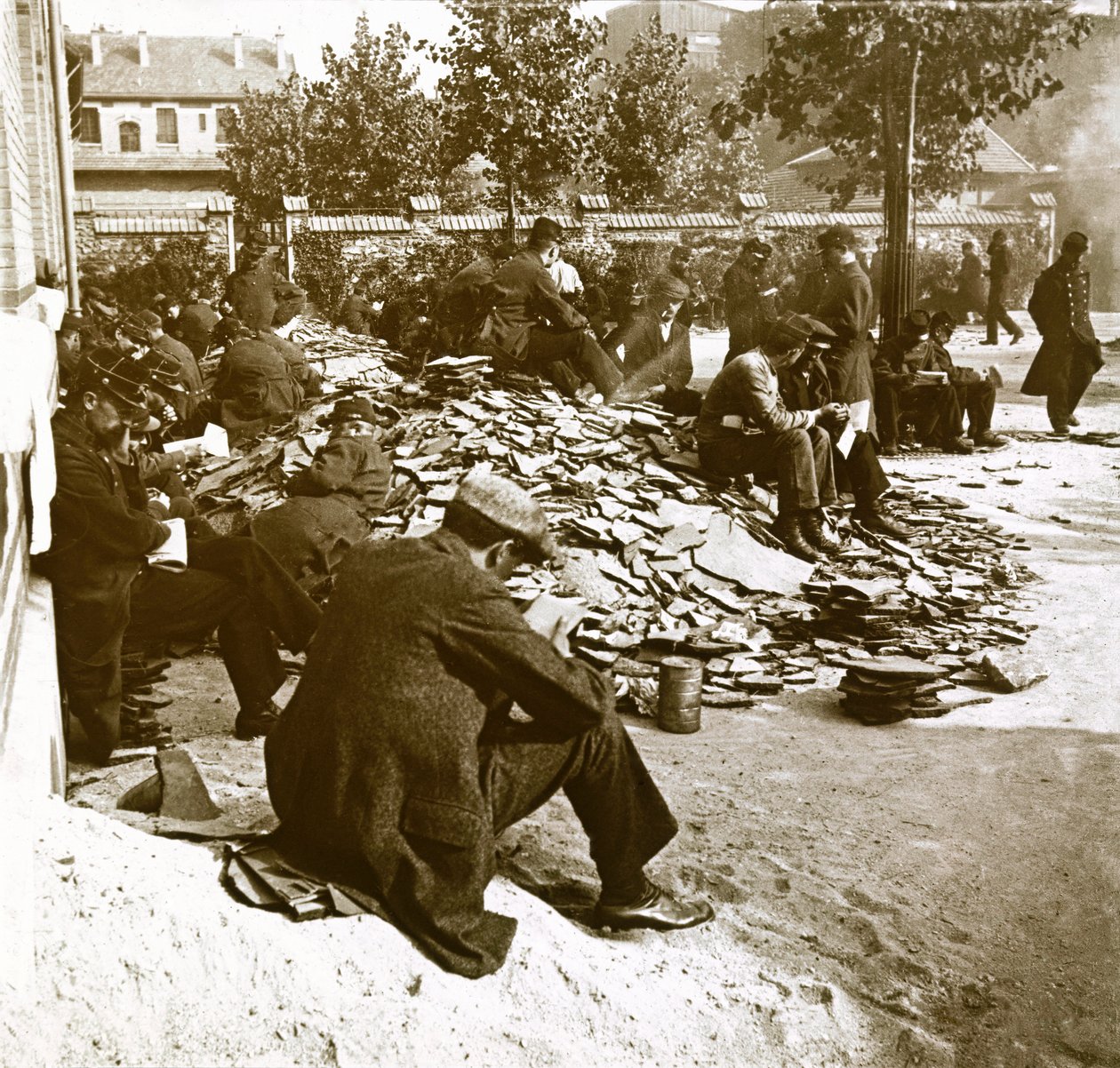 Fotografie - Stereoscopische glasplaat over de Eerste Wereldoorlog: Dienstplichtigen in een Parijse kazerne na de mobilisatie, privécollectie door Anonymous Anonymous