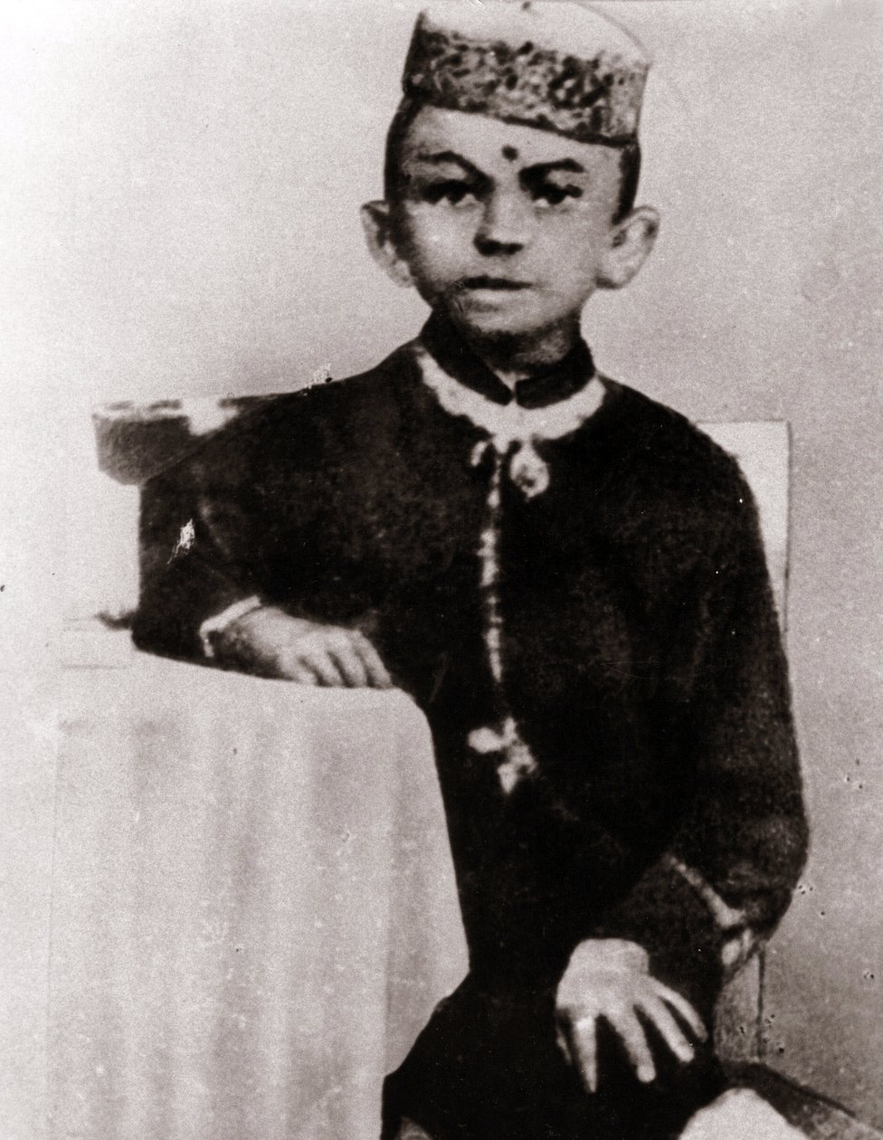 Portret van politiek leider Mohandas Karamchand Gandhi (1869-1948) als kind - Fotografie rond 1875 door Anonymous Anonymous