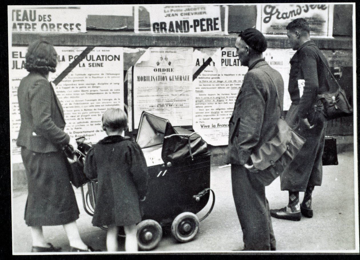 Tweede Wereldoorlog (1939-1945): Voorbijgangers lezen de mobilisatieposters in september 1939 door Anonymous Anonymous