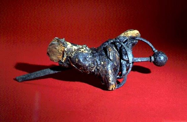 Zwaard in wortel van boom (ijzer en hout) door Anonymous Anonymous