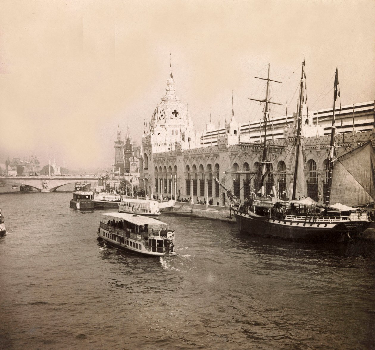 Wereldtentoonstelling van 1900 - Exposition Universelle de 1900 in Parijs: Het paleis van de land- en zeemachten - privécollectie door Anonymous Anonymous