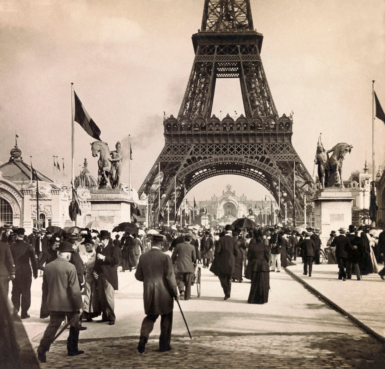 Wereldtentoonstelling van 1900 in Parijs: Uitzicht genomen op Champs de Mars - Privécollectie door Anonymous Anonymous
