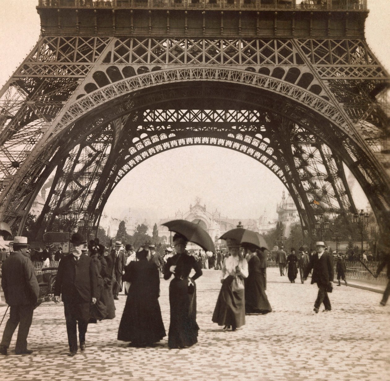 Wereldtentoonstelling van 1900 - Exposition Universelle de 1900 in Parijs: Uitzicht onder de Eiffeltoren door Anonymous Anonymous