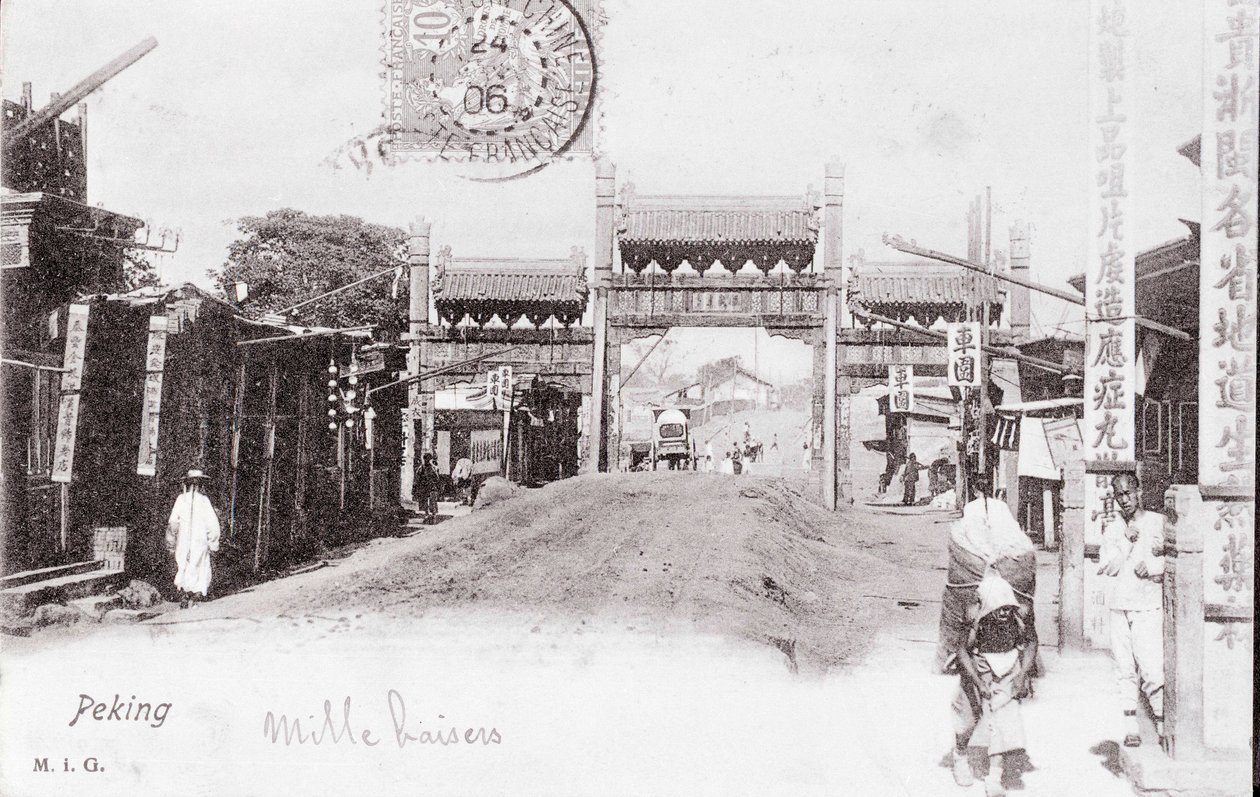 Zicht op een poort van de stad Peking, China door Anonymous Anonymous