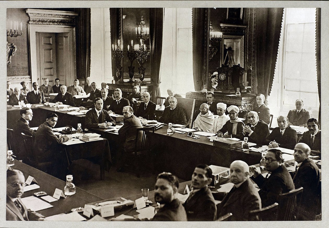 Tweede Ronde Tafel Conferentie - Mahatma Gandhi - Tweede Ronde Tafel Conferentie in Londen, Anoniem. Zilvergelatinefotografie door Anonymous Anonymous
