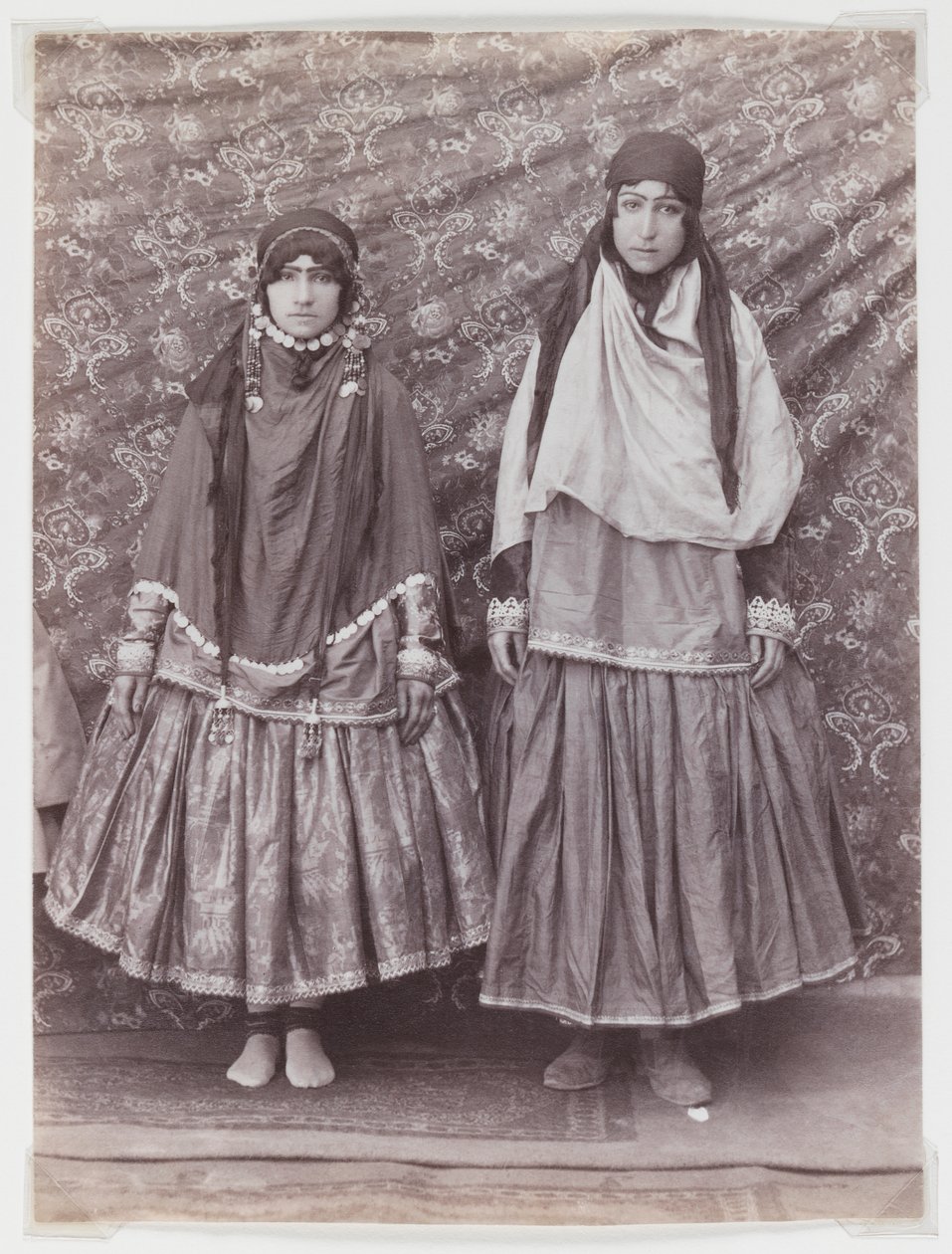 Twee vrouwen in stamkostuum door Antoin Sevruguin