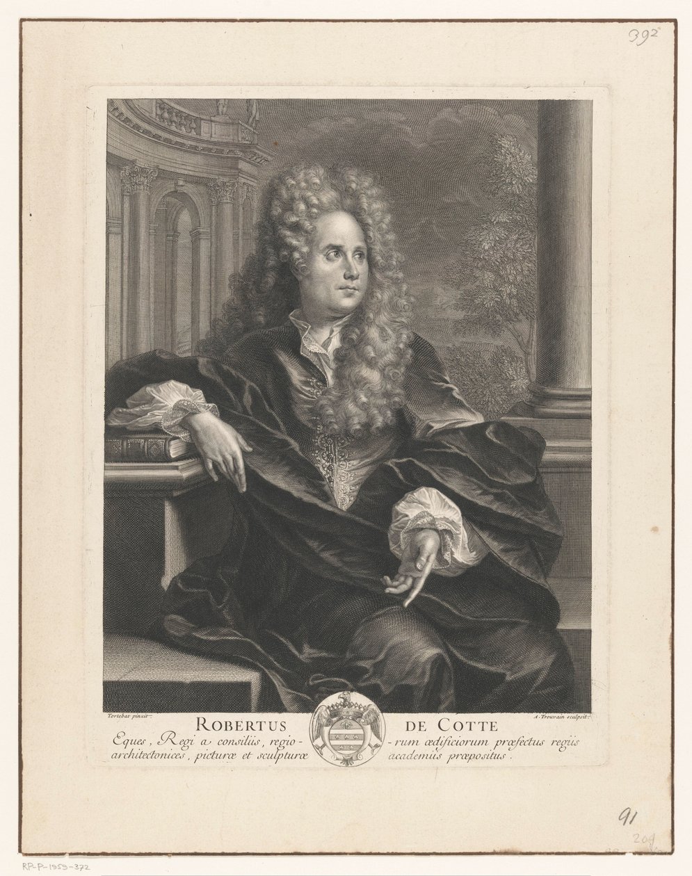 Portret van Robert de Cotte, leunend op een boek in klassieke architectuur door Antoine Trouvain