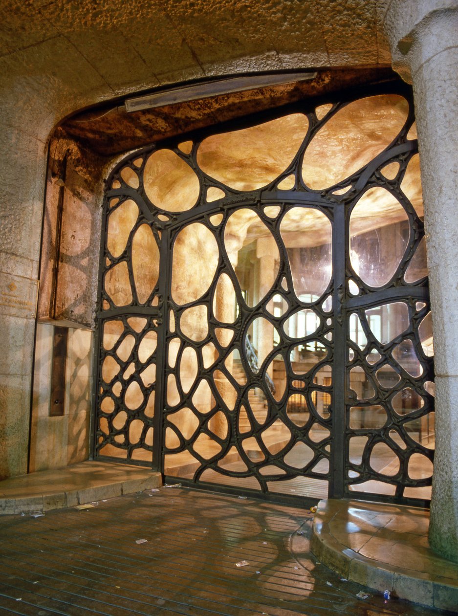 La Casa Mila, La Pedrera, Passeig de Gracia in Barcelona (Spanje). Architect Antoni Gaudi i Cornet (1852-1926) door Antoni Gaudi