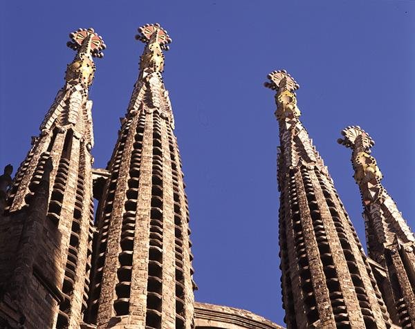 Torenspitsen van La Sagrada Familia, kerk begonnen in 1882 door Antoni Gaudi