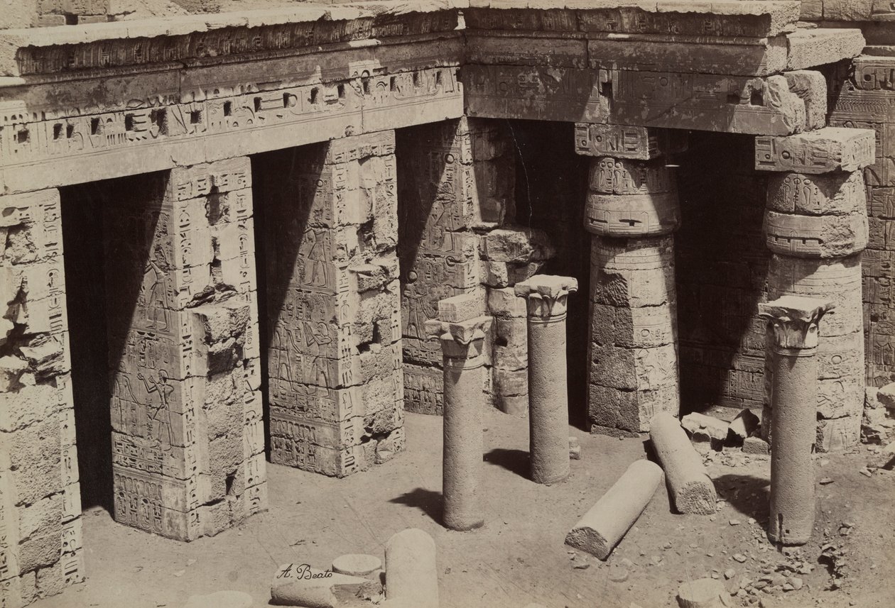 Medinet Habu: Koptische kerk in het midden van de tempel van Ramses III door Antonio Beato