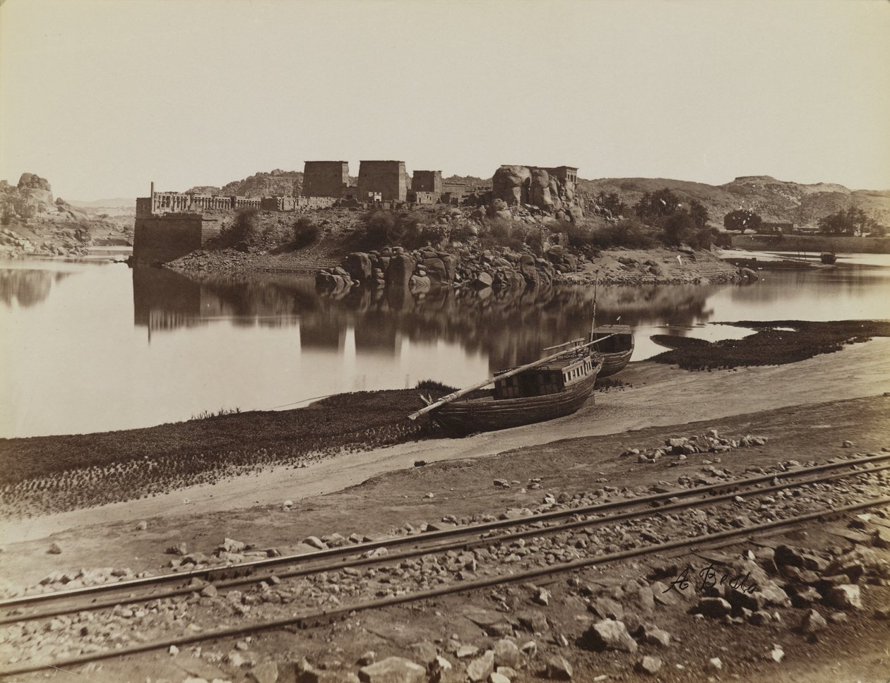 Philae, uitzicht op de oostelijke oever van de Nijl, noordwest door Antonio Beato