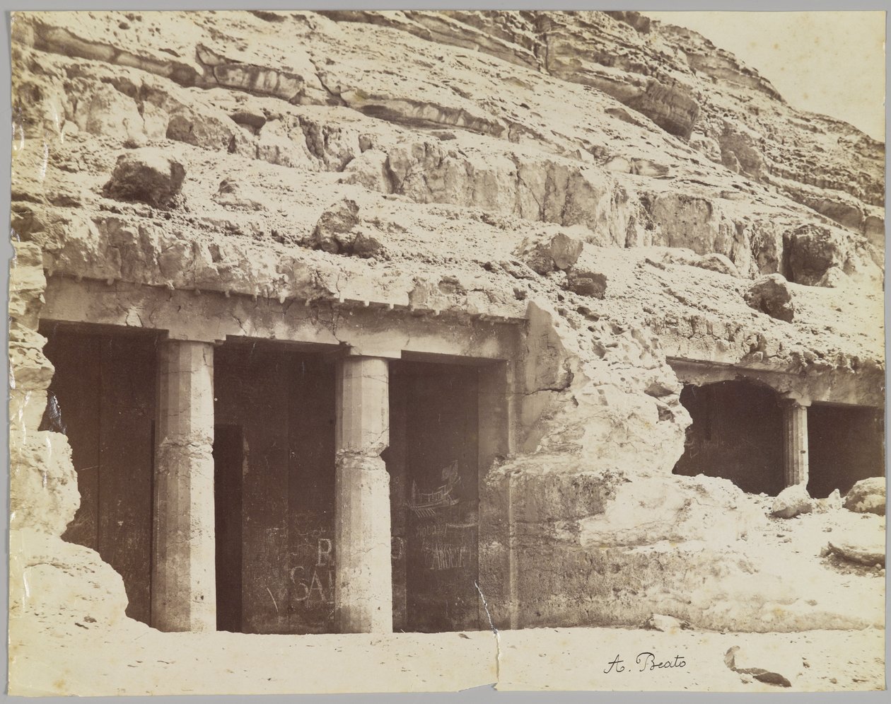 Graven in Beni Hasan, zicht op de façade van de graven van Khnum-hotep en Beni Hasan door Antonio Beato