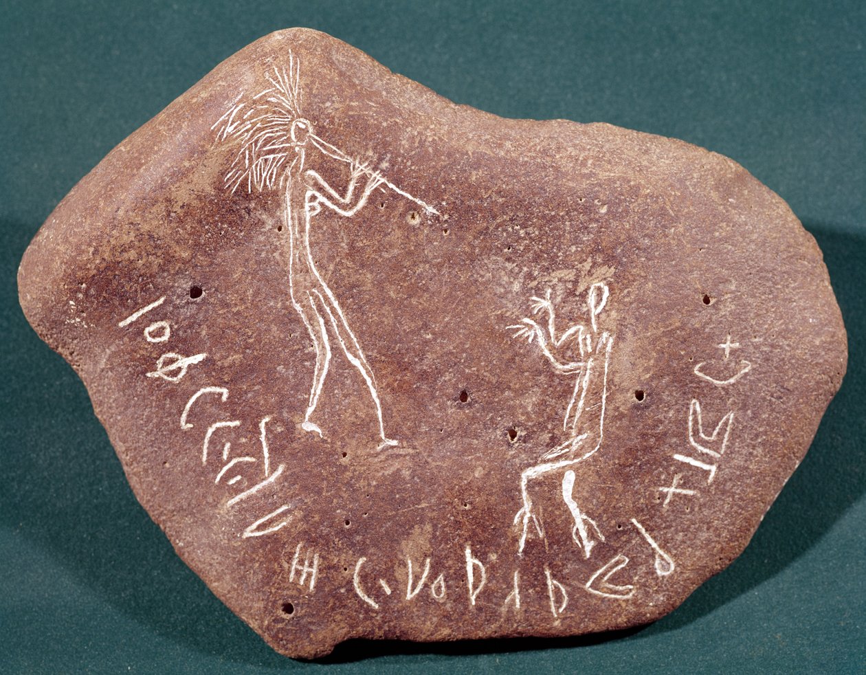 Steen met een danser, fluitspeler en een safaitische inscriptie, 1e eeuw v.Chr.-3e eeuw n.Chr. door Arabic School