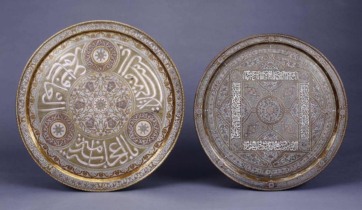 Twee gouden, koperen en zilveren ingelegde messing ronde schalen, versierd met arabesken en inscripties, eind 19e eeuw door Arabic School