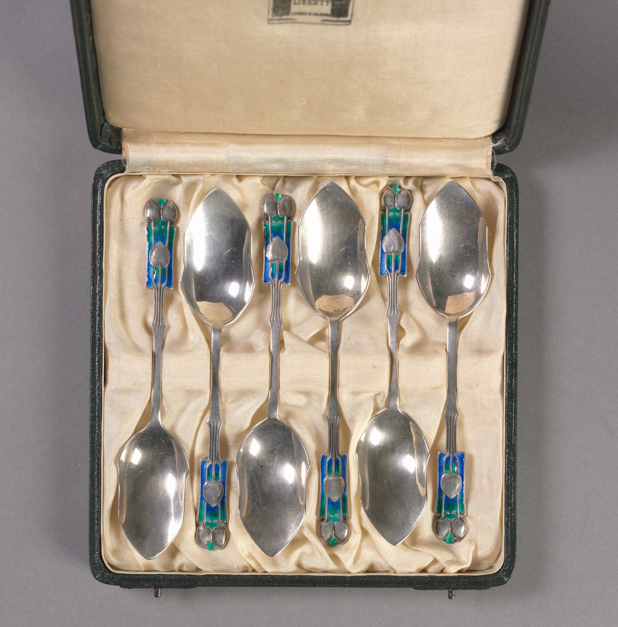 Set van zes Lepels in Originele Doos, fabrikant Liberty and Company, c.1895-1910 door Archibald Knox