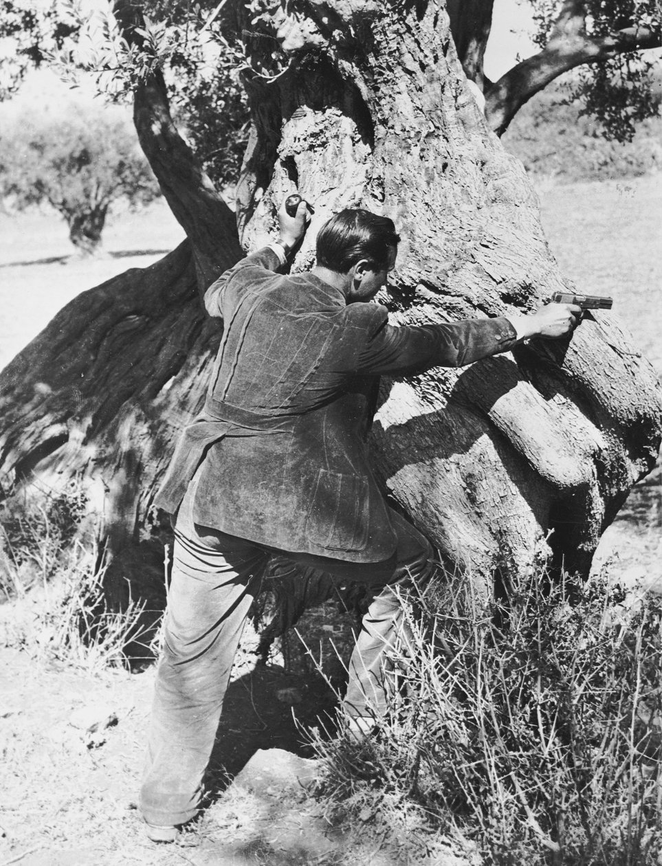 Salvatore Giuliano wijst een pistool, 1937 door Armando Bruni
