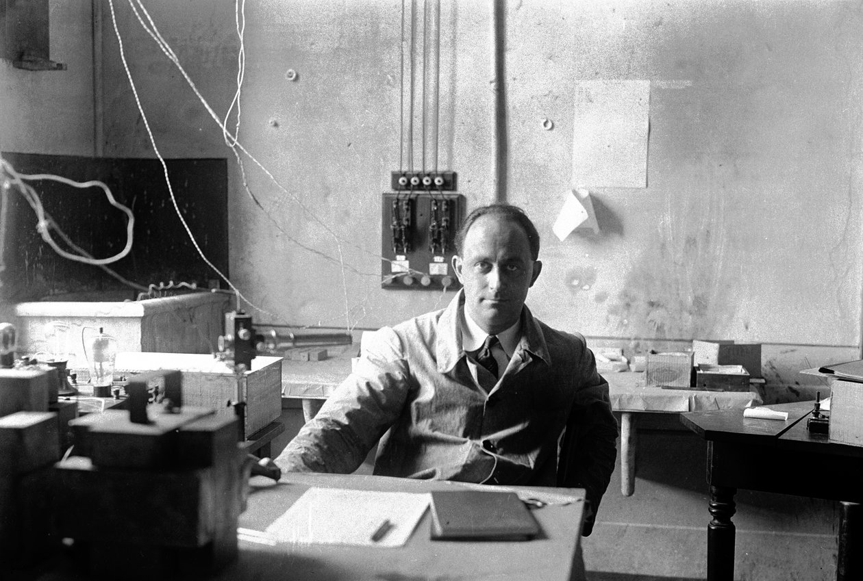De Italiaanse natuurkundige Enrico Fermi (1901-1954 Nobelprijs voor Natuurkunde in 1938) in het laboratorium (zw/w foto) door Armando Bruni