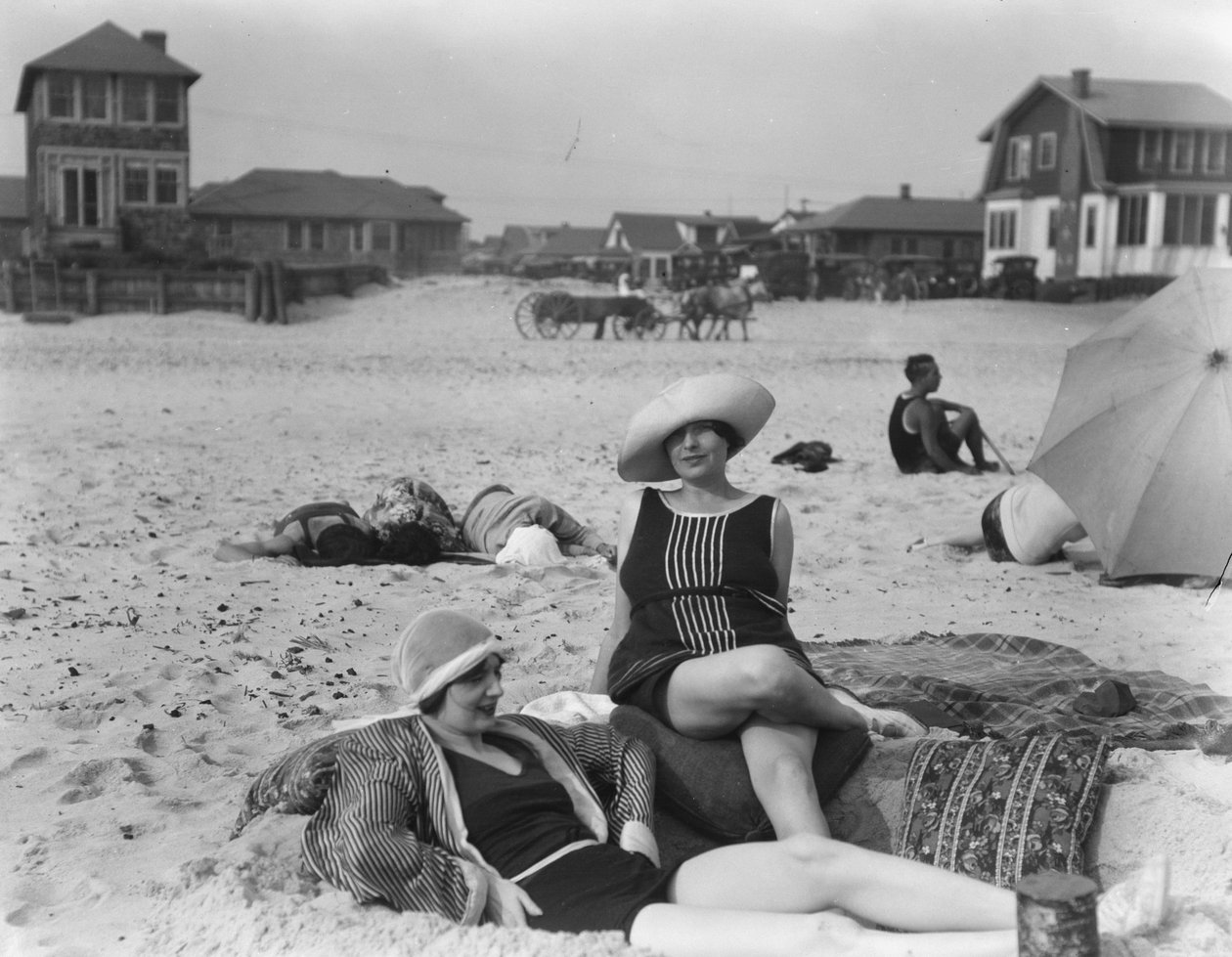 twee vrouwen op Long Beach, New York door Arnold Genthe