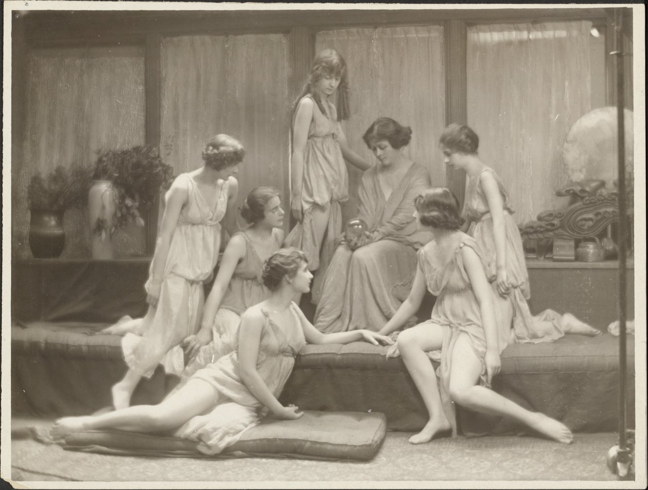 [Isadora Duncan en Groep]. door Arnold Genthe