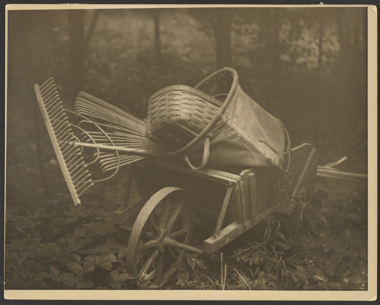 [Kruiwagen met gereedschap]. door Arnold Genthe
