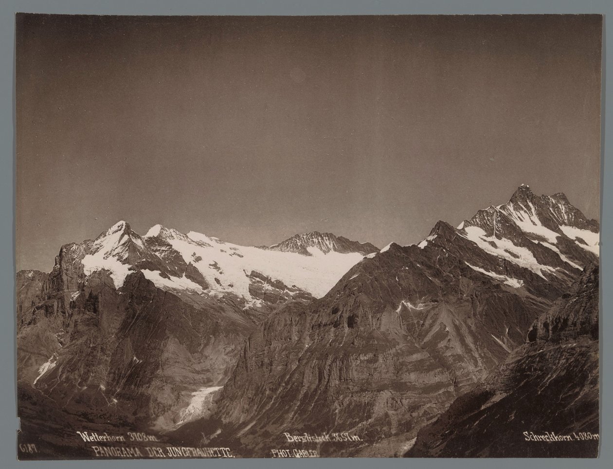 Gezicht op de Wetterhorn, de Berglistock en de Schreckhorn in de Berner Alpen (Panorama der Jungfraukette) door Arthur Gabler