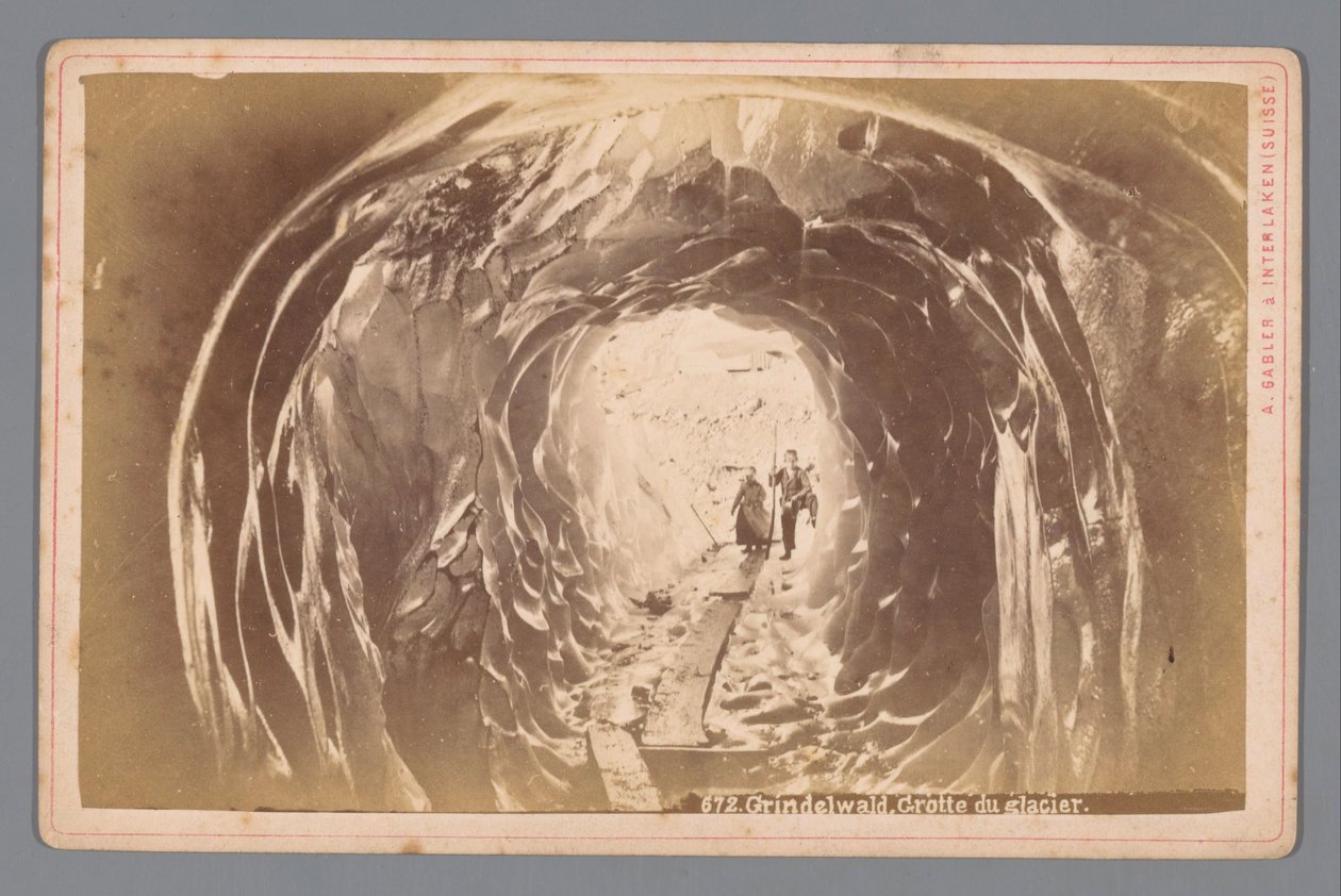 Mensen in een grot op de Grindelwaldgletscher in Zwitserland door Arthur Gabler