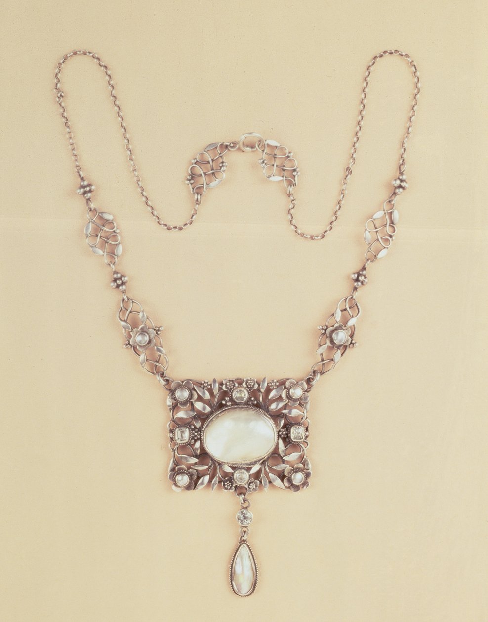 Maansteen hanger en ketting door Arthur Joseph Gaskin