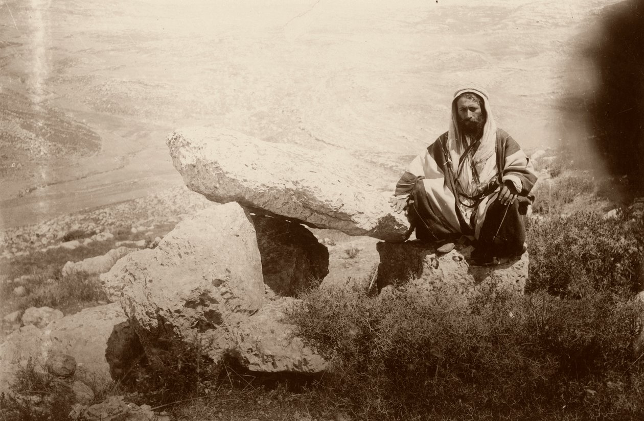 Dolmen en man, west van Hesban (Heshban), 1881 door Arthur M. Mantell