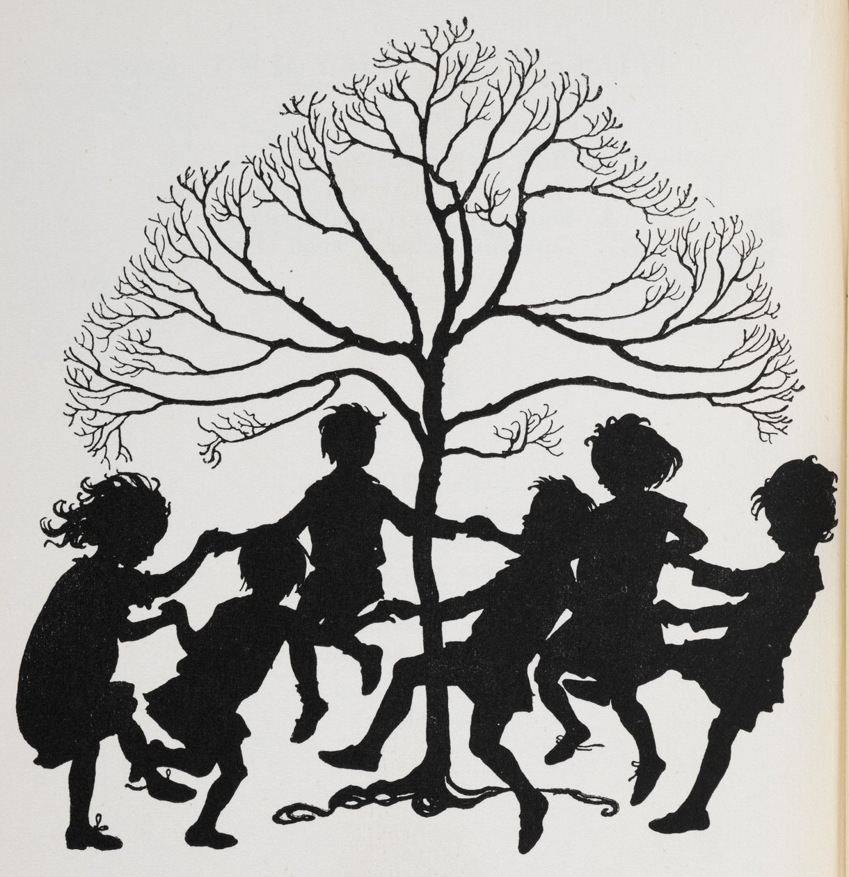 Silhouet van kinderen die rond een boom dansen door Arthur Rackham