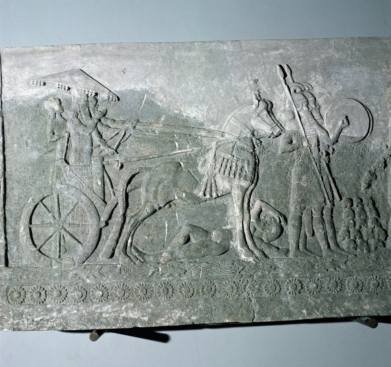 Sargon II (721-705 v.Chr.) op een Strijdwagen, uit het Paleis van Sargon II in Khorsabad, Irak door Assyrian
