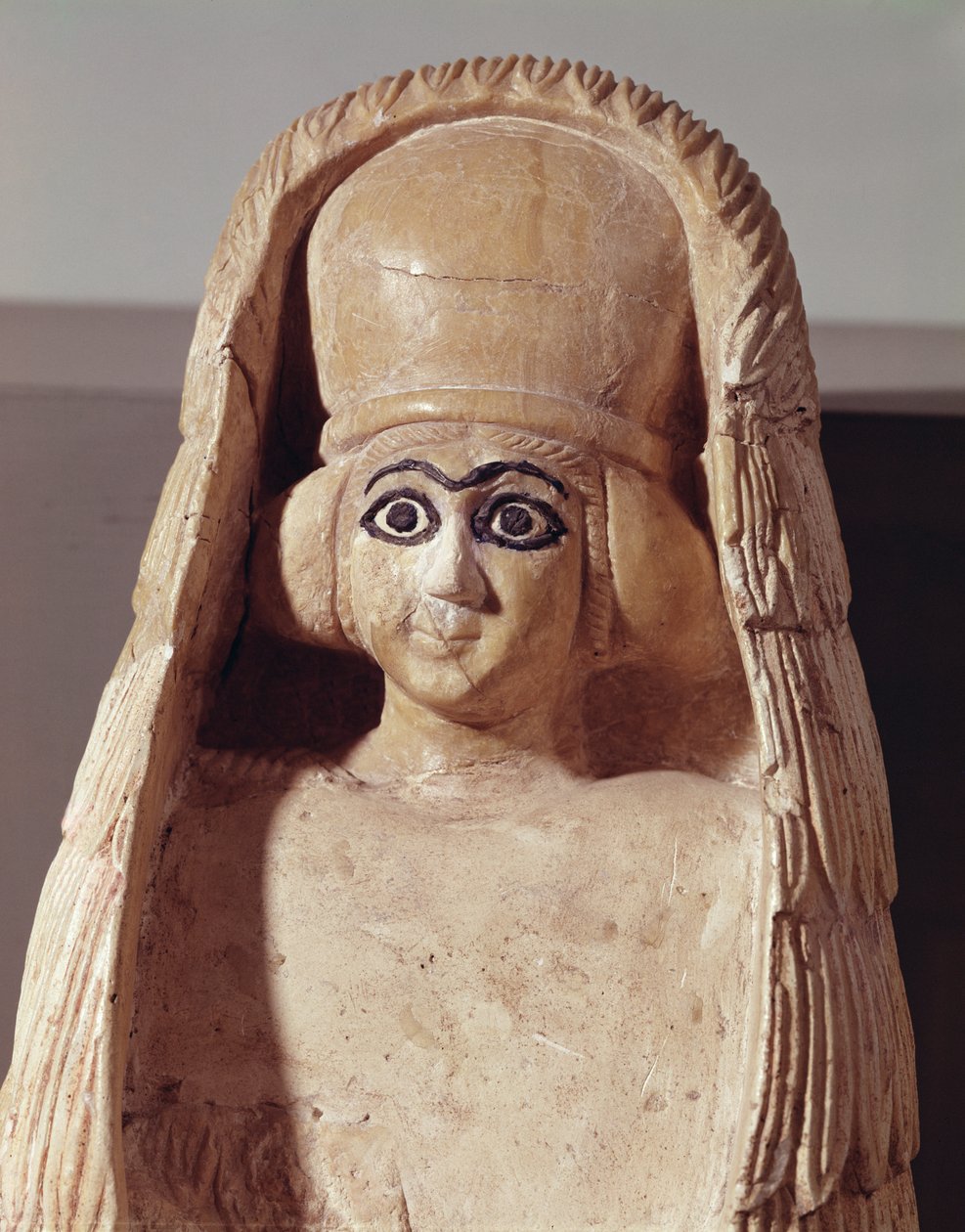 Hoofd van een standbeeld van Ishtar, met een hoofdtooi, uit de Tempel van Ushtar in Mari, Syrisch, 2800-2300 v.Chr. door Assyrian School