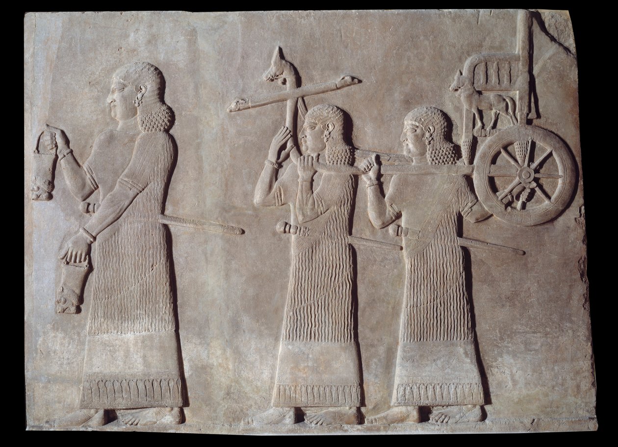 Hof van het paleis van de koning van Assyrië Sargon II, dienaren dragen de situles en de strijdwagen van de koning door Assyrian