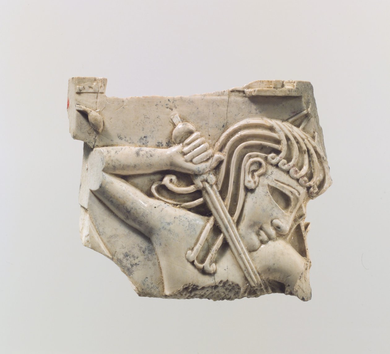 Cloisonné meubelplaat met een figuur die een zwaard vasthoudt, c.9e-8e eeuw v.Chr. door Assyrian